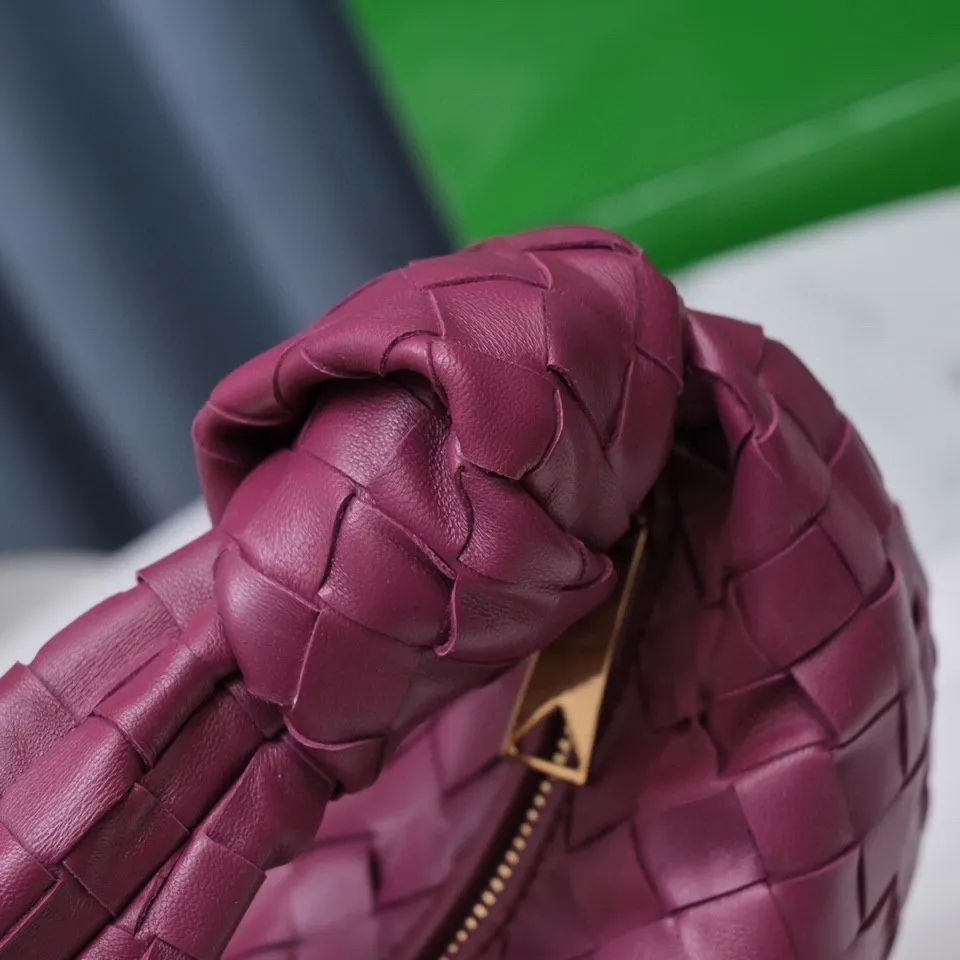Batch 1120 BV Bottega Veneta's new early spring women's MINI JODIE handbag BV bag 🔥The new method is based on the original rounded corners, knotted with classic woven leather round hobo bag, The most iconic triangular pull-out design, using sheepskin draped soft shape, is super suitable for concave shapes~ Jodie feels really gentle to people, and is definitely the best item for daily matching. It has the same weave, new elements and twists, is compact and versatile, and is the new favorite of street style Internet celebrities! Dimensions: 23x28x8 Model: 6699-1